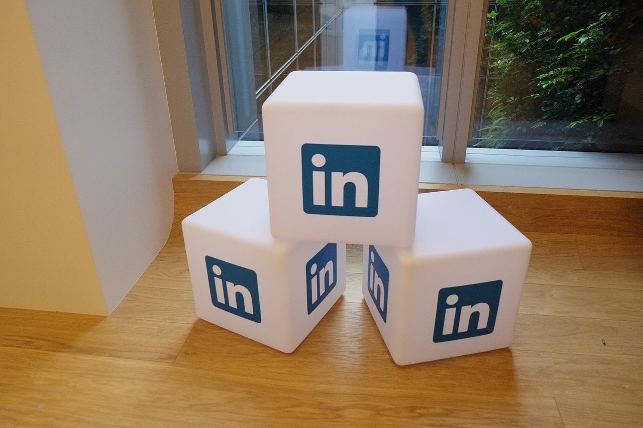 use linkedin to generate website backlinks